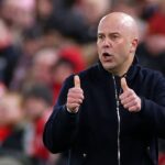 Arne Slot, manažér Liverpoolu, ukazuje palec hore počas zápasu štvrtého kola Emirates FA Cup medzi Liverpoolom a Brighton & Hove Albion