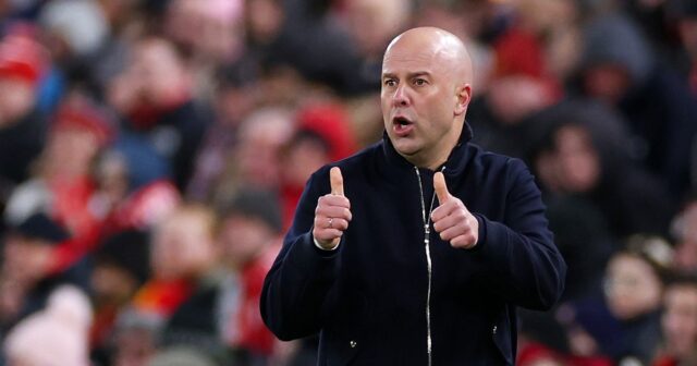 Arne Slot, manažér Liverpoolu, ukazuje palec hore počas zápasu štvrtého kola Emirates FA Cup medzi Liverpoolom a Brighton & Hove Albion