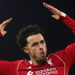 Curtis Jones z Liverpoolu počas zápasu Premier League medzi Fulhamom a Liverpoolom v Craven Cottage