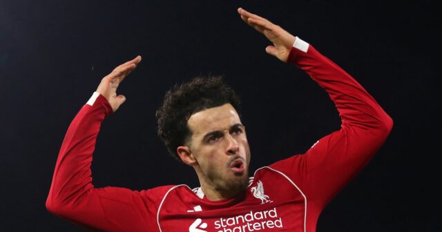 Curtis Jones z Liverpoolu počas zápasu Premier League medzi Fulhamom a Liverpoolom v Craven Cottage