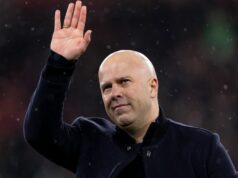 Správy z Liverpoolu: Dohoda o obrovskom únose vo výške 61 miliónov libier bola schválená, keď Arne Slot utrpel vysnívanú prestupovú ranu Arnemu Slotovi chýbajú obrancovia a potrebuje podpisy v deň uzávierky prestupov