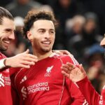 LIVERPOOL, ANGLICKO – 14. FEBRUÁRA: SLNKO VON, SLNKO V NEDEĽU VON Dominik Szoboszlai z Liverpoolu oslavuje druhý gól svojho tímu so spoluhráčmi Curtisom Jonesom (C) a Mohamedom Salahom (R) počas zápasu štvrtého kola FA Cupu Emirates medzi Liverpoolom a Brightonom, Anglicko 26. februára 14. februára. (Foto Liverpool FC/Liverpool FC cez Getty Images)