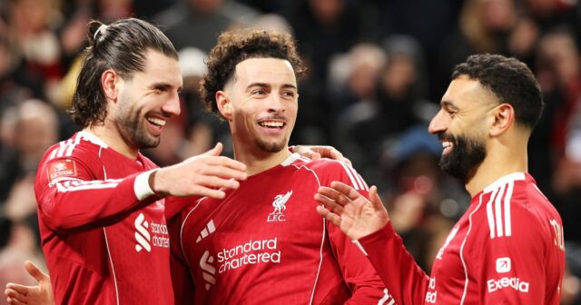 LIVERPOOL, ANGLICKO – 14. FEBRUÁRA: SLNKO VON, SLNKO V NEDEĽU VON Dominik Szoboszlai z Liverpoolu oslavuje druhý gól svojho tímu so spoluhráčmi Curtisom Jonesom (C) a Mohamedom Salahom (R) počas zápasu štvrtého kola FA Cupu Emirates medzi Liverpoolom a Brightonom, Anglicko 26. februára 14. februára. (Foto Liverpool FC/Liverpool FC cez Getty Images)