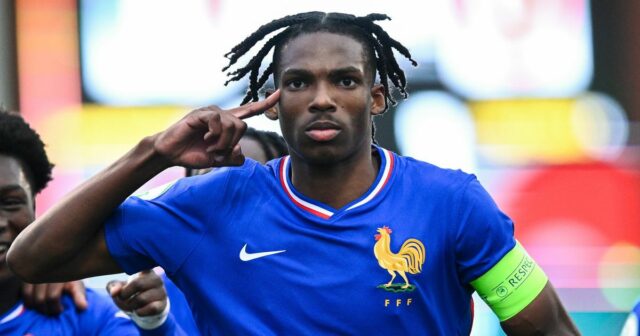 Manažér Liverpoolu Arne Slot v lete uvidí, ako sa do svojho kádra pripojí jeden z najlepšie hodnotených mladých obrancov na svete