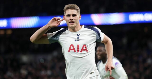 Obranca Tottenhamu Micky van de Ven je spájaný s obrovským prestupom do Liverpoolu