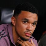 Trent Alexander-Arnold sa pozerá