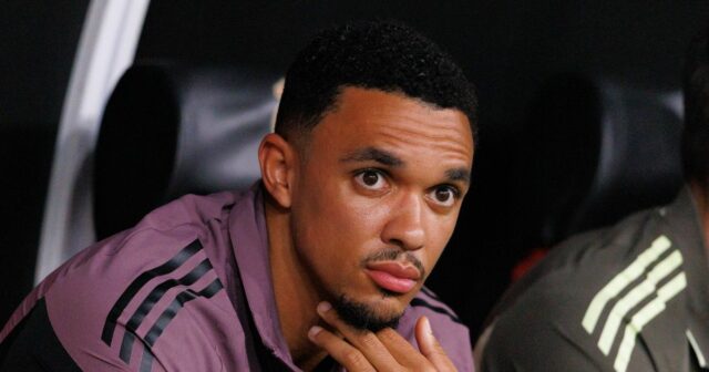 Trent Alexander-Arnold sa pozerá