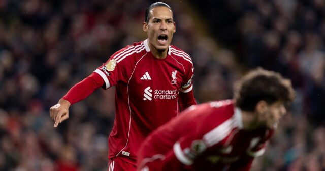Virgil van Dijk z Liverpoolu dáva pokyny počas zápasu Premier League medzi Liverpoolom a Manchestrom City na Anfielde 8. februára 2026.