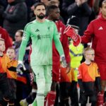 Giorgi Mamardashvili z FC Liverpool, Miloš Kerkez z FC Liverpool, Virgil van Dijk z FC Liverpool počas zápasu Ligy majstrov UEFA medzi Liverpoolom a PSV na Anfielde 26. novembra 2025 v Liverpoole v Spojenom kráľovstve.