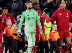 Správy z Liverpoolu: „Nešťastná“ hviezda plánuje odísť, keď priletí agent Brazílskeho zázračného dieťaťa Giorgi Mamardashvili z FC Liverpool, Miloš Kerkez z FC Liverpool, Virgil van Dijk z FC Liverpool počas zápasu Ligy majstrov UEFA medzi Liverpoolom a PSV na Anfielde 26. novembra 2025 v Liverpoole v Spojenom kráľovstve.