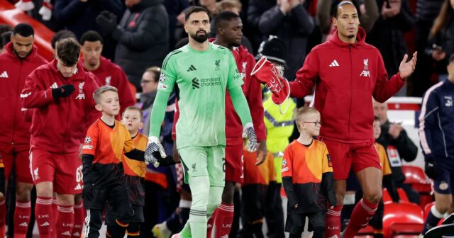 Giorgi Mamardashvili z FC Liverpool, Miloš Kerkez z FC Liverpool, Virgil van Dijk z FC Liverpool počas zápasu Ligy majstrov UEFA medzi Liverpoolom a PSV na Anfielde 26. novembra 2025 v Liverpoole v Spojenom kráľovstve.