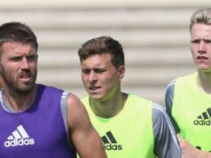 Správy z Man Utd: Michael Carrick zmenil pravidlá, keď sa otvorili dvere pre presun Scotta McTominaya Michael Carrick, Victor Lindelof a Scott McTominay z Manchestru United v akcii počas tréningu prvého tímu v rámci ich predsezónneho turné po USA na UCLA