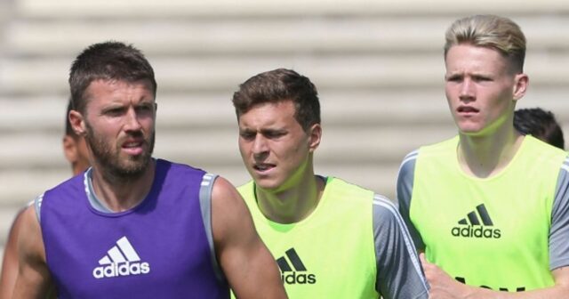 Michael Carrick, Victor Lindelof a Scott McTominay z Manchestru United v akcii počas tréningu prvého tímu v rámci ich predsezónneho turné po USA na UCLA