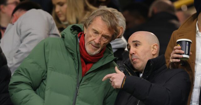 Sir Jim Ratcliffe hovorí s Omarom Berradom