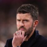 Michael Carrick sleduje svoj tím Manchester United proti West Hamu