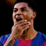 Michael Carrick, hlavný tréner Manchestru United, uznáva Harryho Maguirea z Manchestru United po zápase Premier League medzi Manchestrom United a Tottenhamom Hotspur.