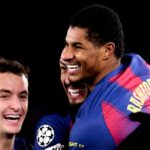 Marcus Rashford z FC Barcelona oslavuje po strelení štvrtého gólu svojho tímu so svojím spoluhráčom Marcom Casadom z FC Barcelona počas zápasu MD8 fázy Ligy majstrov UEFA 2025/26 medzi FC Barcelona a FC Kodaň