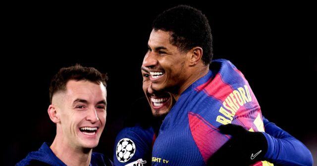 Marcus Rashford z FC Barcelona oslavuje po strelení štvrtého gólu svojho tímu so svojím spoluhráčom Marcom Casadom z FC Barcelona počas zápasu MD8 fázy Ligy majstrov UEFA 2025/26 medzi FC Barcelona a FC Kodaň 