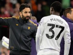 Správy z Man Utd: Rozhodnutie Rubena Amorima hovorí za veľa, keďže je vybraný Kobbie Mainoo Hlavný tréner / manažér Manchestru United Ruben Amorim reaguje na Robbieho Mainoa z Manchestru United počas zápasu Premier League medzi Liverpoolom a Manchestrom United na Anfielde 19. októbra 2025 v Liverpoole v Spojenom kráľovstve.