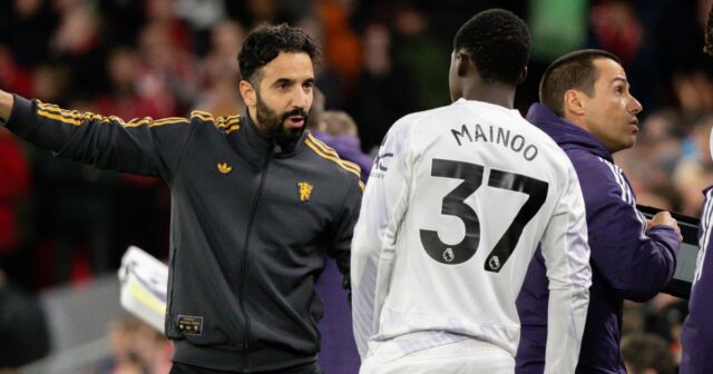 Hlavný tréner / manažér Manchestru United Ruben Amorim reaguje na Robbieho Mainoa z Manchestru United počas zápasu Premier League medzi Liverpoolom a Manchestrom United na Anfielde 19. októbra 2025 v Liverpoole v Spojenom kráľovstve. 