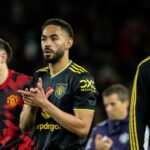 Manuel Ugarte, Matheus Cunha a Harry Maguire z Manchestru United tlieskajú fanúšikom po zápase Premier League medzi Nottingham Forest a Manchester United na City Ground 1. novembra 2025 v anglickom Nottinghame.