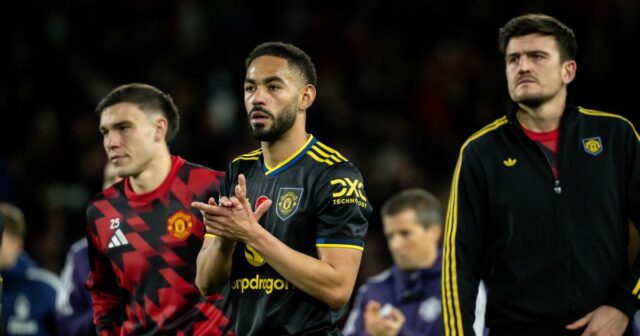 Správy z Man Utd: Situácia s Harrym Maguireom vyprovokuje šatňu, Manuel Ugarte, Matheus Cunha a Harry Maguire z Manchestru United tlieskajú fanúšikom po zápase Premier League medzi Nottingham Forest a Manchester United na City Ground 1. novembra 2025 v anglickom Nottinghame.