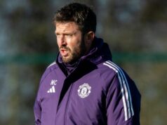 Správy z Man Utd: Žiadosť o prestup bola „zamietnutá“, pretože Michael Carrick podnecuje nádeje na novú zmluvu Michael Carrick dohliadal na obnovu Manchestru United