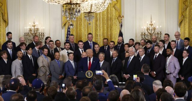 Stačí povedať nie. Hráči Dodgers by mali odmietnuť návštevu Bieleho Stačí povedať nie. Hráči Dodgers by mali odmietnuť návštevu Bieleho domu