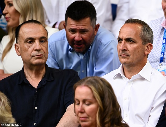 Štart NRL Las Vegas naráža na masívny problém, keď lietadlo Let s Petrom V'landysom (vľavo) a Andrewom Abdom (vpravo) do Las Vegas bol nútený vrátiť sa na letisko v Sydney.