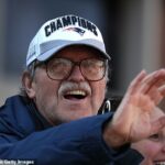 Ernie Adams je videný počas jednej zo šiestich prehliadok Super Bowl počas jeho pôsobenia vo Foxborough