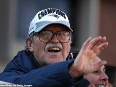 Starý spolužiak a bývalý asistent trénera Billa Belichicka preberá futbalový tím na ich prestížnej alma mater Ernie Adams je videný počas jednej zo šiestich prehliadok Super Bowl počas jeho pôsobenia vo Foxborough