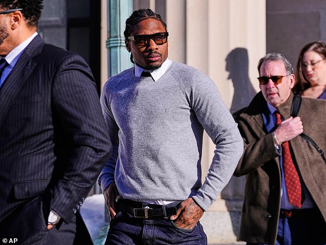 Stefon Diggs nie je vinný z napadnutia šéfkuchára na súde Stefon Diggs sa priznal, že je nevinný z údajného napadnutia svojho osobného kuchára na súde