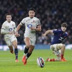 Fin Smith (vľavo) a Marcus Smith (v strede) sú súčasťou naháňajúcej sa skupiny mušiek, ktoré chcú Anglicku ponúknuť novú dynamiku v útoku.