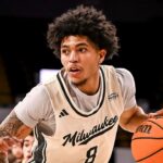 Stony Brook suspendoval Erika Pratta na 1 zápas po pľuvaní smerom k fanúšikovi