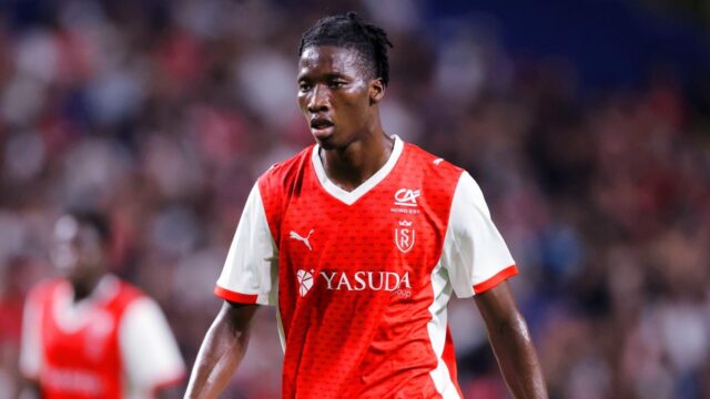 Straky sú blízko k tomu, aby porazili Man Utd a dosiahli rekordnú zmluvu so stredopoliarom Ligue 1
