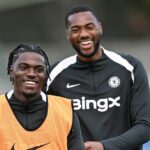 Romeo Lavia a Tosin Adarabioyo z Chelsea počas tréningu na Chelsea Training Ground 11. februára 2026 v Cobhame v Anglicku