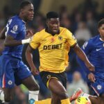 Marshall Munetsi z Wolverhamptonu Wanderers beží s loptou, zatiaľ čo je pod tlakom Trevoh Chalobah a Wesley Fofana