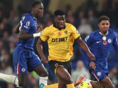 Sú Wolves vs Chelsea v televízii? Kanál, živé vysielanie a rádiové pokrytie Marshall Munetsi z Wolverhamptonu Wanderers beží s loptou, zatiaľ čo je pod tlakom Trevoh Chalobah a Wesley Fofana