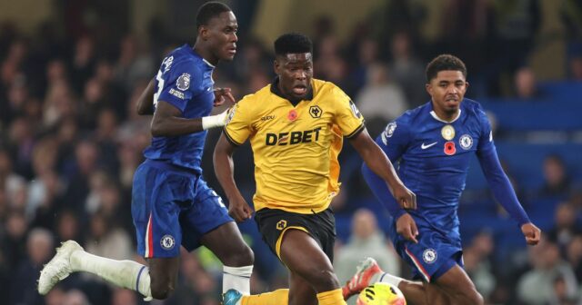 Marshall Munetsi z Wolverhamptonu Wanderers beží s loptou, zatiaľ čo je pod tlakom Trevoh Chalobah a Wesley Fofana