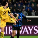 Ramy Bensebaini z Borussie Dortmund fauloval Nikolu Krstoviča z Atalanty počas zápasu Ligy majstrov