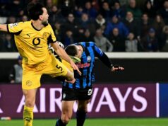 Súboj Ligy majstrov sa končí chaosom s krvavým zranením a tromi červenými kartami Ramy Bensebaini z Borussie Dortmund fauloval Nikolu Krstoviča z Atalanty počas zápasu Ligy majstrov