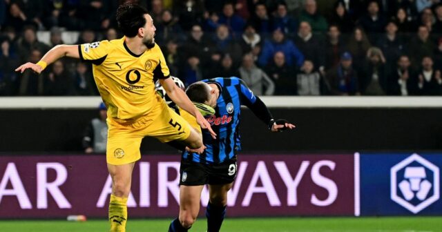 Ramy Bensebaini z Borussie Dortmund fauloval Nikolu Krstoviča z Atalanty počas zápasu Ligy majstrov 