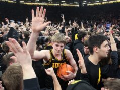 Súdna búrka v Iowe vedie k tomu, že tréner udiera do telefónu fanúšika; ospravedlnenie vydané Hawkeyesom Súdna búrka v Iowe vedie k tomu, že tréner udiera do telefónu fanúšika; ospravedlnenie vydané Hawkeyesom