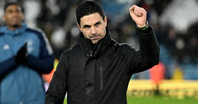 Šéf Arsenalu Mikel Arteta dvíha ruku