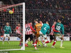 Sunderland 0:1 Liverpool: Všetko okrem troch bodov by bolo nočnou morou pre manažéra, ktorý je stále na skúške, ale toto víťazstvo musí byť odrazovým mostíkom pre Arneho Slotu, píše LEWIS STEELE Virgil van Dijk strelil víťazný gól tesne po hodine, keď jeho hlavičku vyrazil Habib Diarra