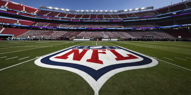 Super Bowl LX naživo: aktualizácie Seahawks-Patriots, polčasová show Bad Bunny a všetky celebrity v San Franciscu
