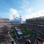 Tisíce fanúšikov sa zišli do Santa Clary v Kalifornii na nedeľný Super Bowl LX