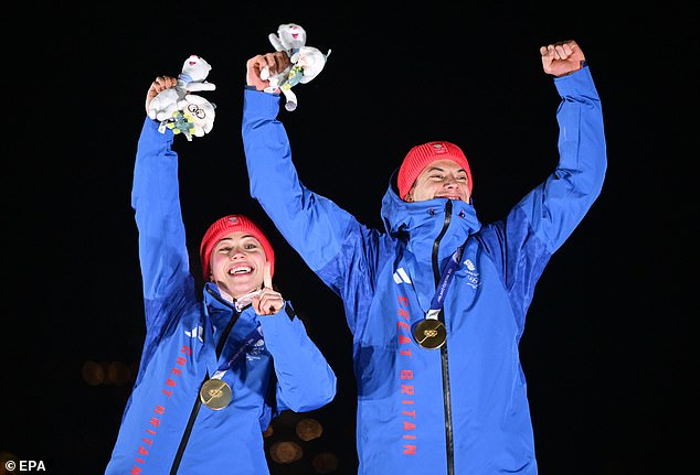 Super nedeľa tímu GB! Británia získala ĎALŠIU zlatú medailu, keď Super nedeľa tímu GB! Británia získala ĎALŠIU zlatú medailu, keď hviezda kostry Matt Weston opäť stála na stupňoch víťazov v historický deň zimných olympijských hier