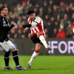 Americký útočník Monaka č. 09 Folarin Balogun ovláda loptu počas prvého kola play-off Ligy majstrov UEFA vo futbalovom zápase medzi AS Monaco a Paris Saint-Germain na Stade Louis II v Monackom kniežatstve 17. februára 2026. (Foto: Valery HACHE / AFP cez Getty Images)