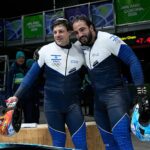 Izraelčania Adam Edelman a Menachem Chen prichádzajú v utorok do cieľa počas behu s dvoma bobmi na Zimných olympijských hrách 2026 v talianskej Cortine d'Ampezzo.